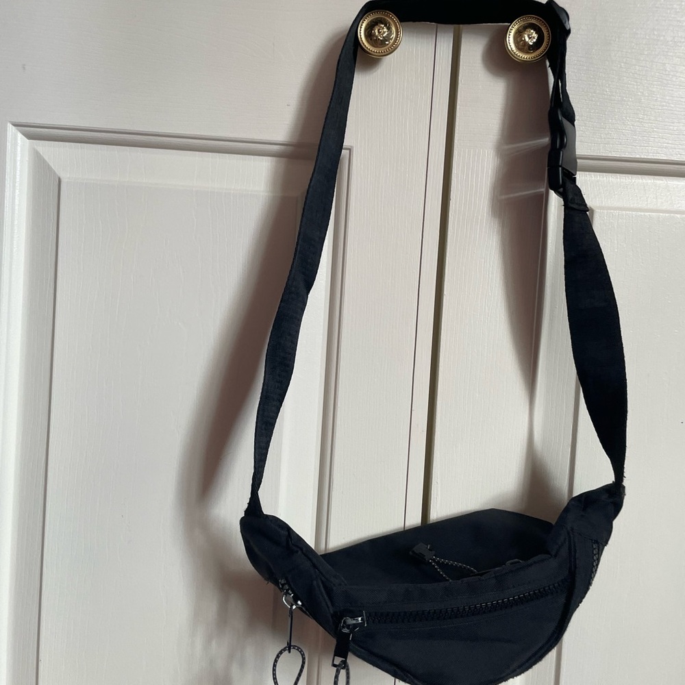 AMERICAN EAGLE satchel or fanny pack. black